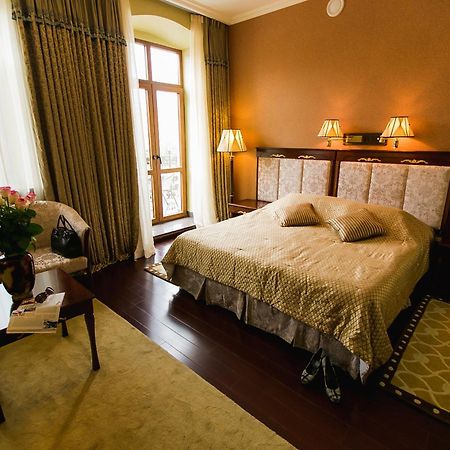 Allureinn Hotel And Spa Chernivtsi Ngoại thất bức ảnh