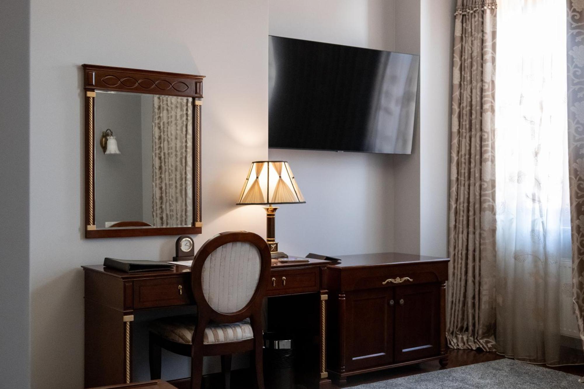 Allureinn Hotel And Spa Chernivtsi Ngoại thất bức ảnh