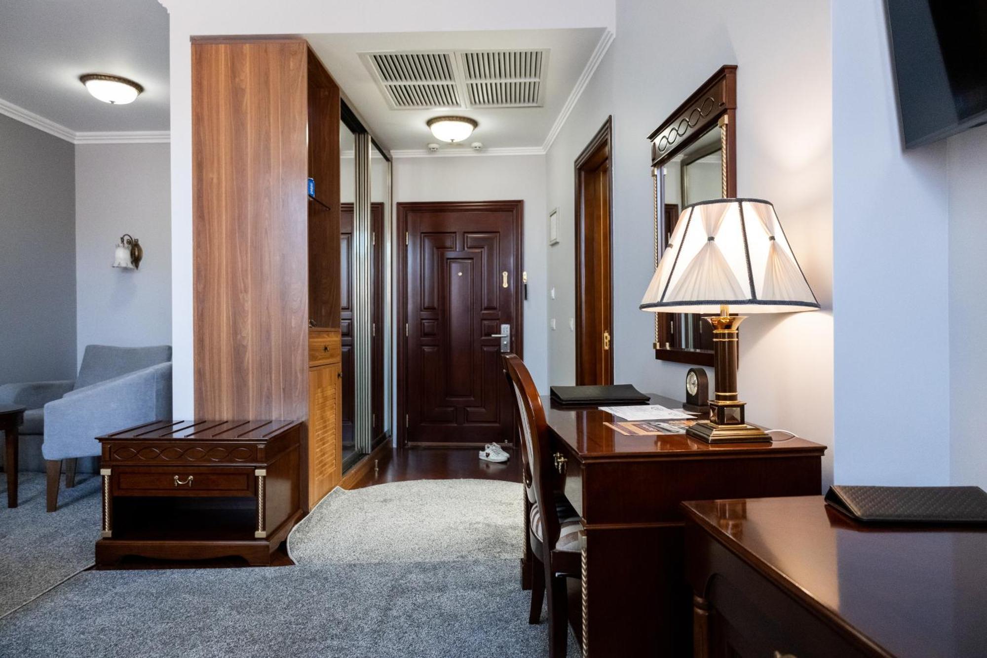 Allureinn Hotel And Spa Chernivtsi Ngoại thất bức ảnh