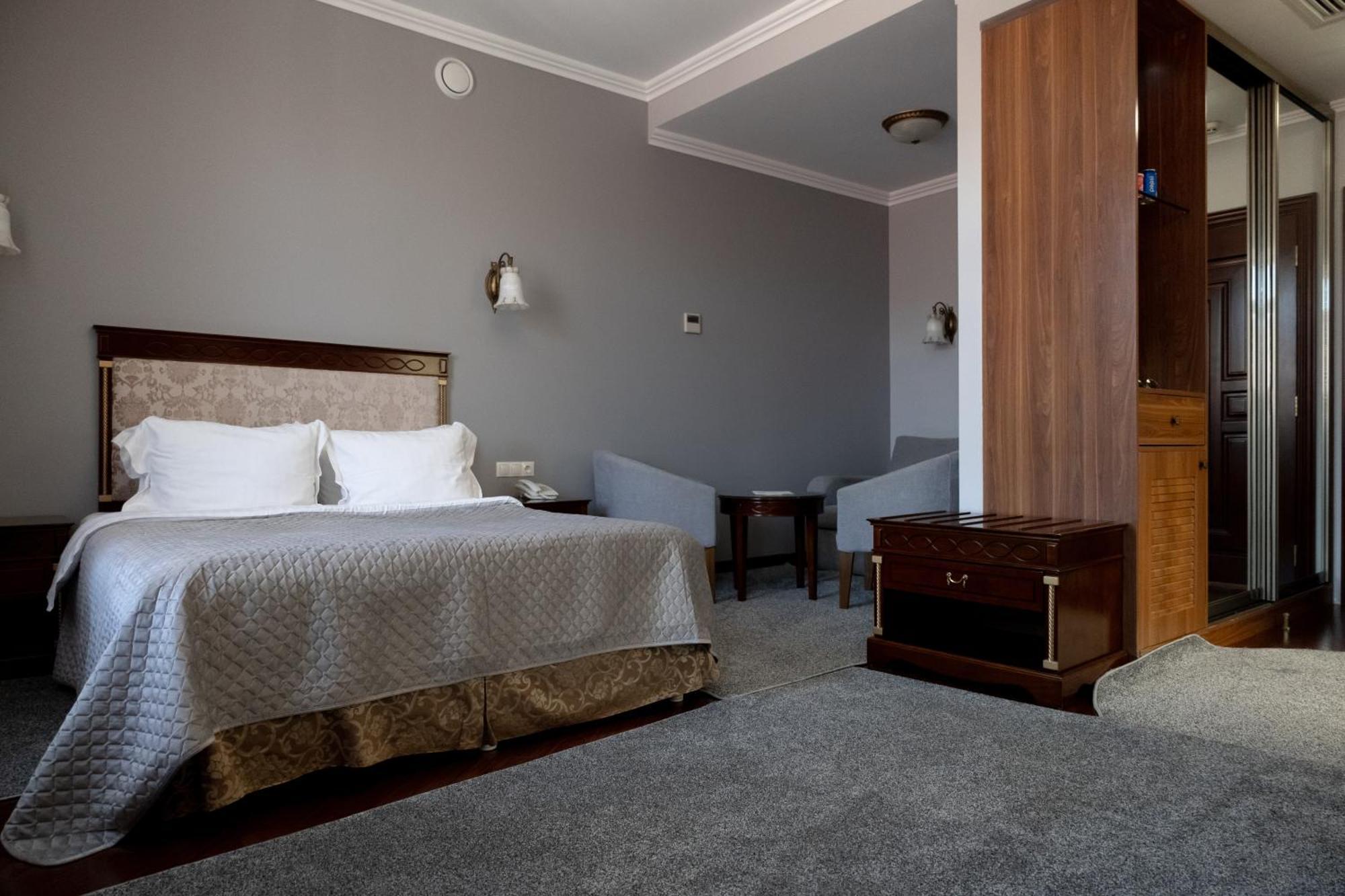 Allureinn Hotel And Spa Chernivtsi Ngoại thất bức ảnh