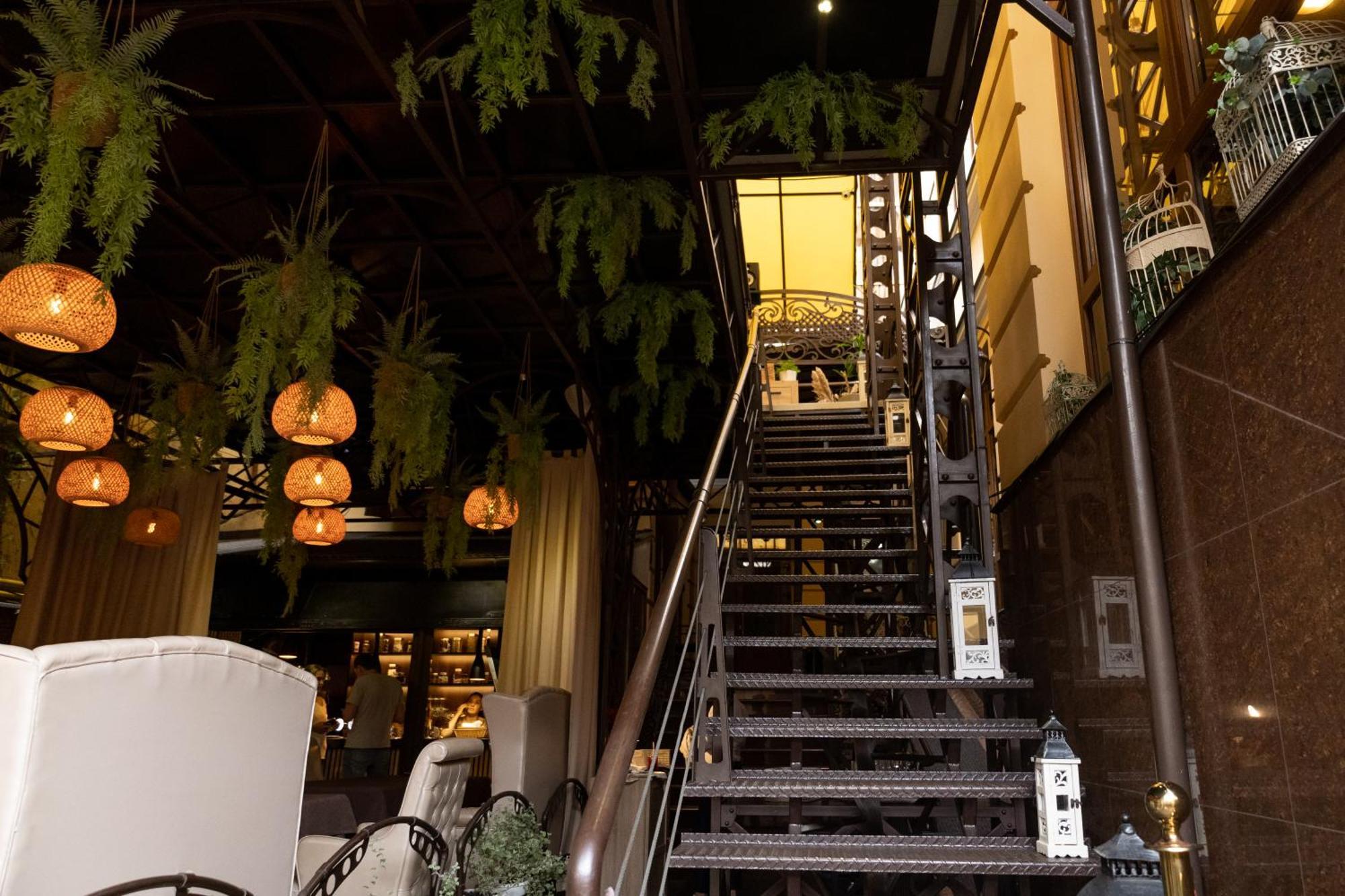 Allureinn Hotel And Spa Chernivtsi Ngoại thất bức ảnh