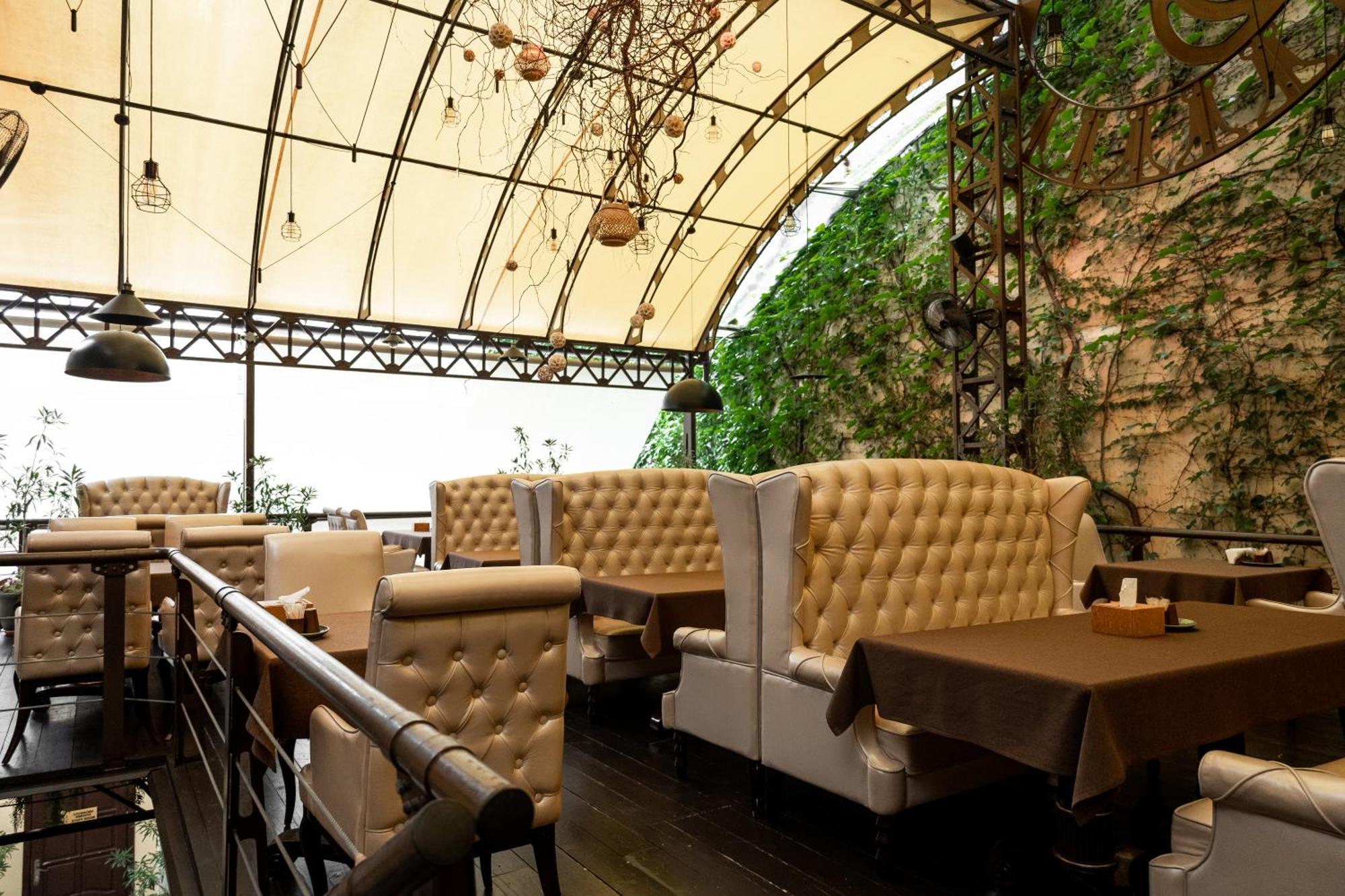 Allureinn Hotel And Spa Chernivtsi Ngoại thất bức ảnh