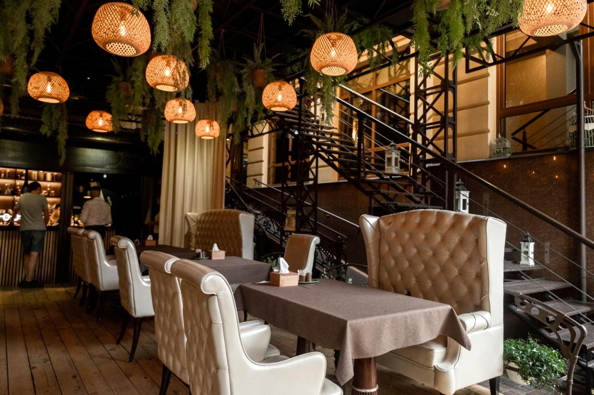 Allureinn Hotel And Spa Chernivtsi Ngoại thất bức ảnh