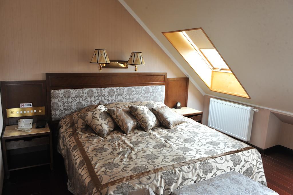 Allureinn Hotel And Spa Chernivtsi Ngoại thất bức ảnh