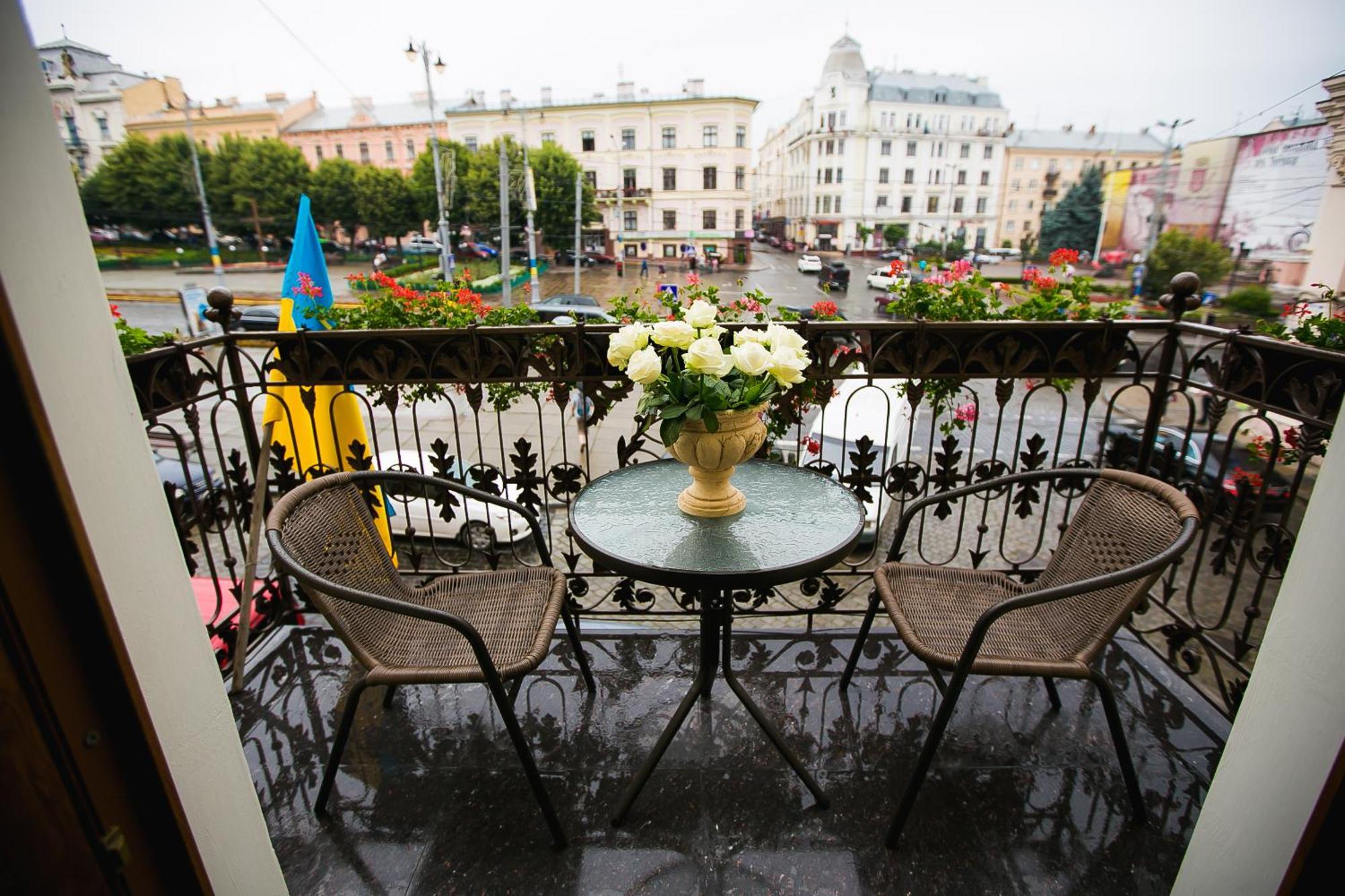 Allureinn Hotel And Spa Chernivtsi Ngoại thất bức ảnh