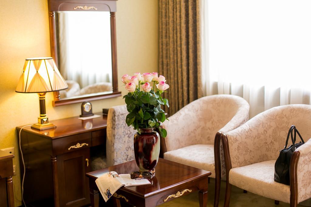 Allureinn Hotel And Spa Chernivtsi Ngoại thất bức ảnh