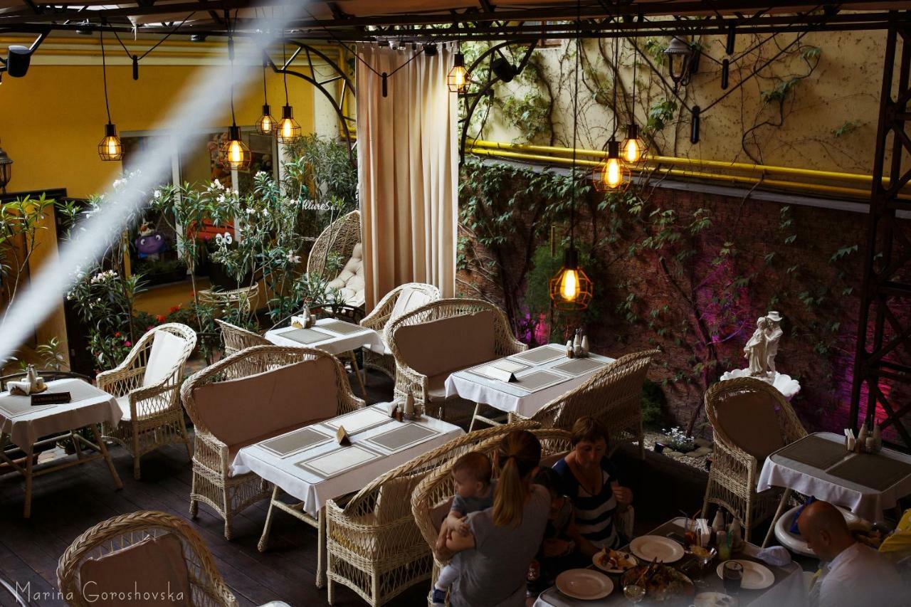 Allureinn Hotel And Spa Chernivtsi Ngoại thất bức ảnh