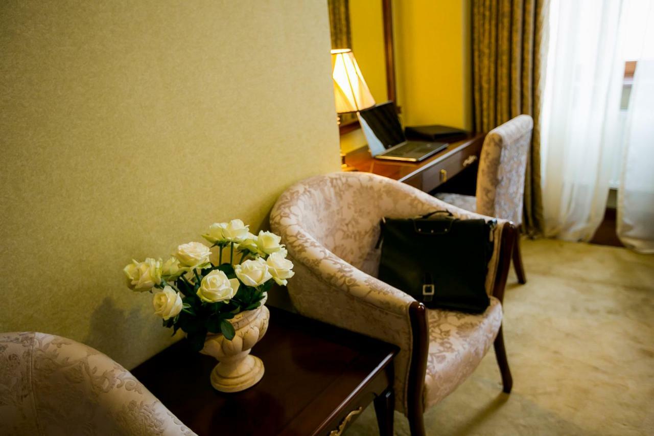 Allureinn Hotel And Spa Chernivtsi Ngoại thất bức ảnh
