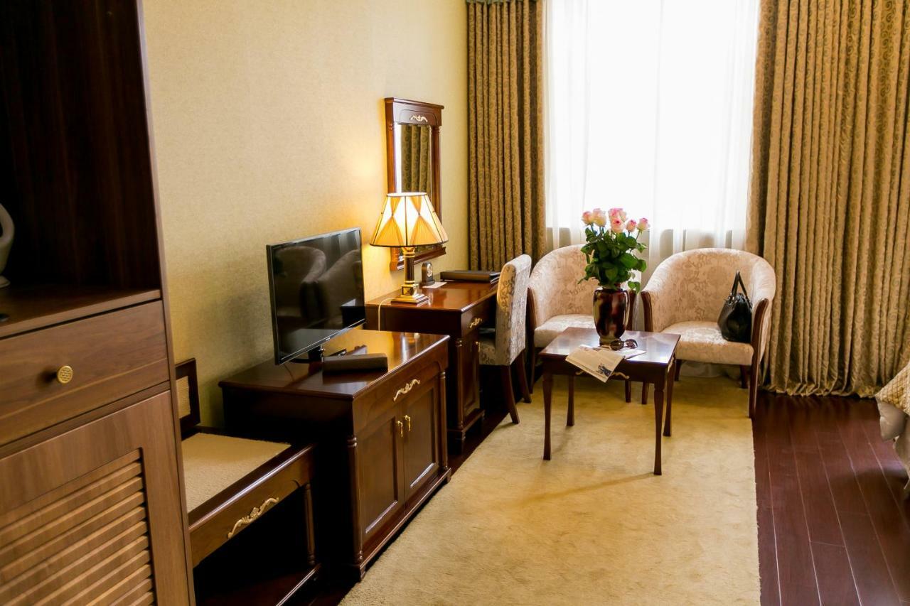 Allureinn Hotel And Spa Chernivtsi Ngoại thất bức ảnh
