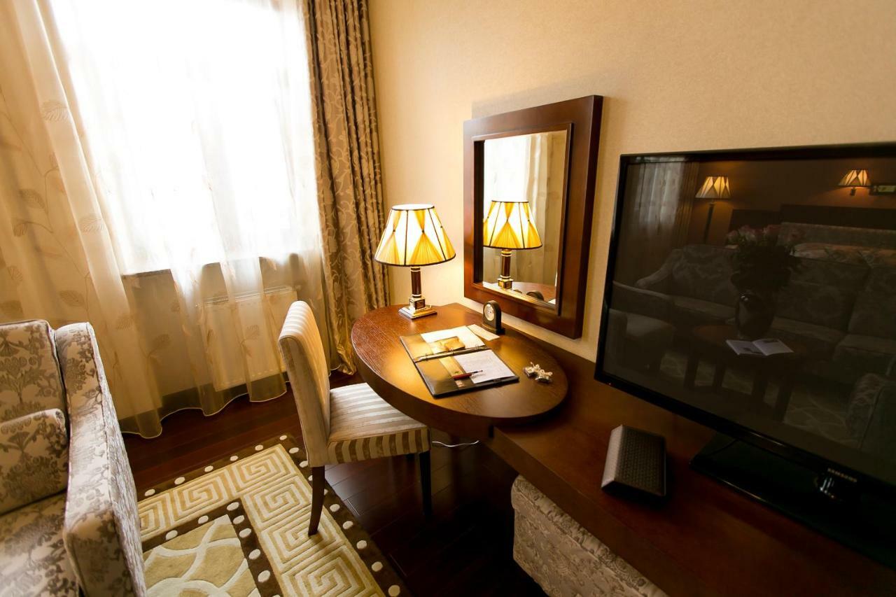 Allureinn Hotel And Spa Chernivtsi Ngoại thất bức ảnh